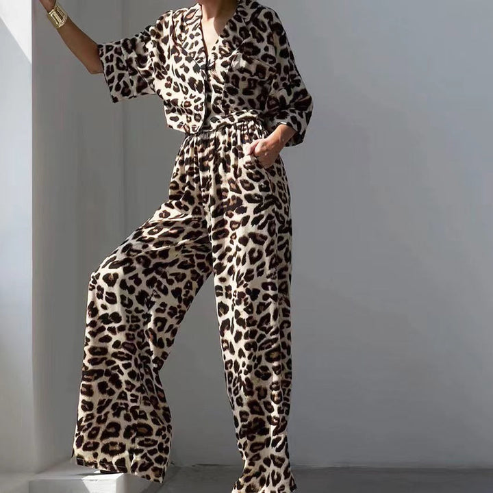 Conjunto de pantalón y top con estampado de leopardo