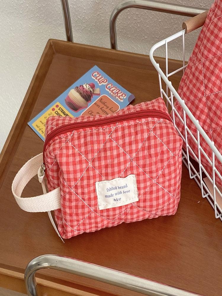 क्रैनबेरी चेकर्ड मेकअप बैग