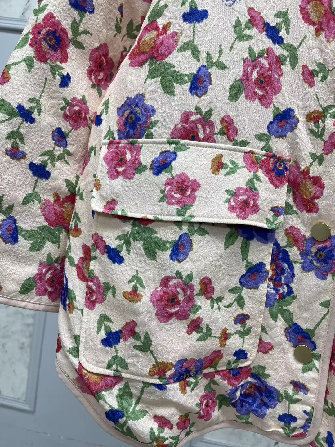 Jaqueta de algodão com bolsos em relevo e estampa floral