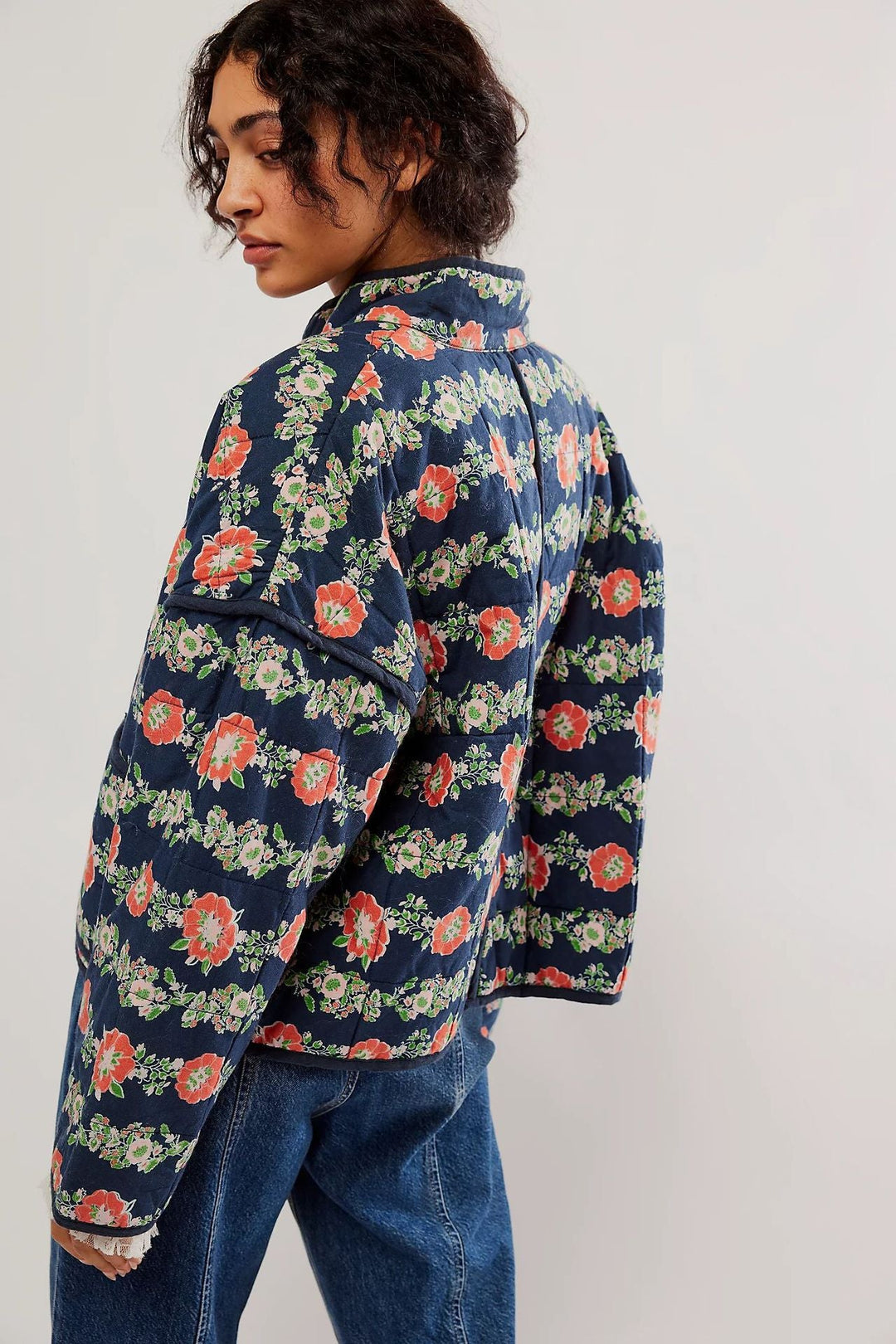 Jacke mit überschnittener Schulterpartie aus Baumwolle mit Blumenmuster und Taschenclip