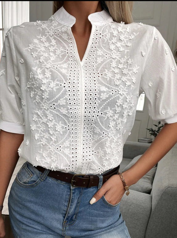 Camisa de encaje bordada con cuello alto y cuello en V