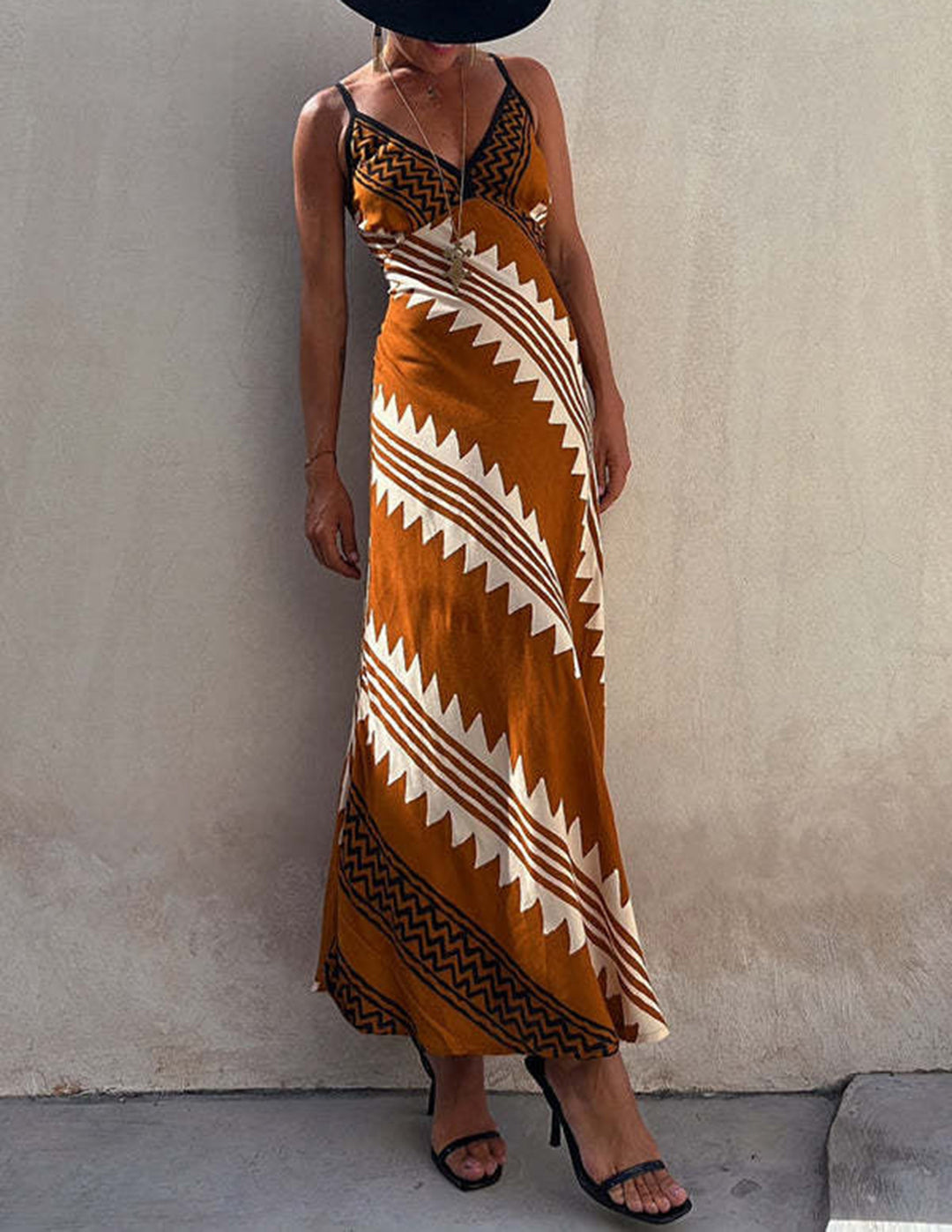 Ekskluzywna satynowa sukienka midi Melody z nadrukiem w etnicznym kolorze, z marszczonymi plecami