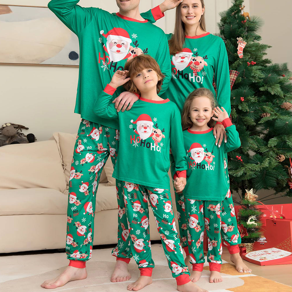 Weihnachtspyjama-Set für die ganze Familie. Grüner Weihnachtsmann-Pyjama