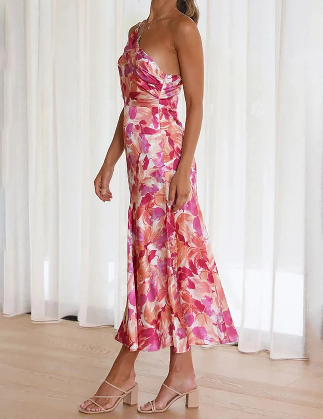 Różowa, satynowa sukienka z marszczeniem na jedno ramię w kwiaty