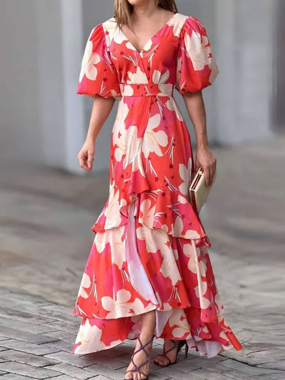 Elegancka, warstwowa sukienka z dekoltem w kształcie litery V