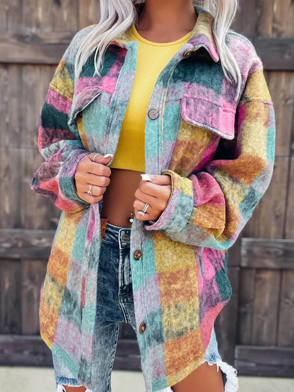 Wollen jas met enkele rij knopen, kleurblokken en revers