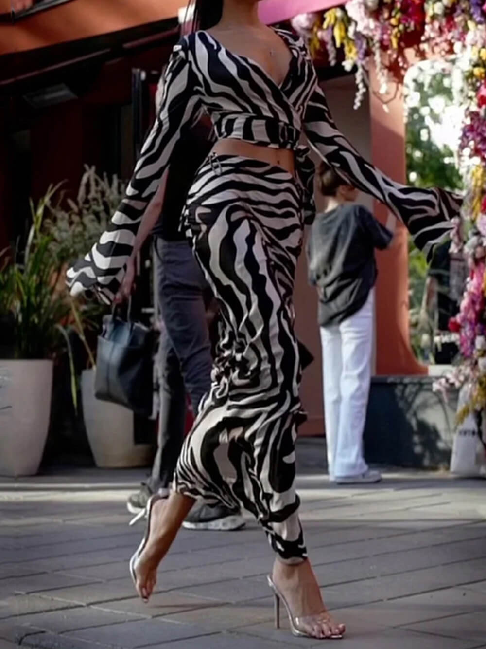 Modny garnitur zebry z nadrukiem