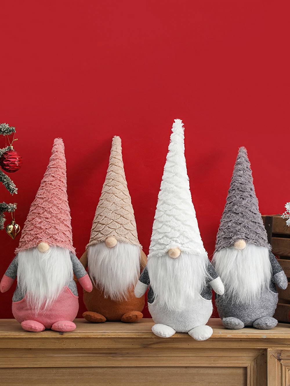 Χειροποίητο χριστουγεννιάτικο βελούδινο ντεκόρ με σκανδιναβικό Gnome