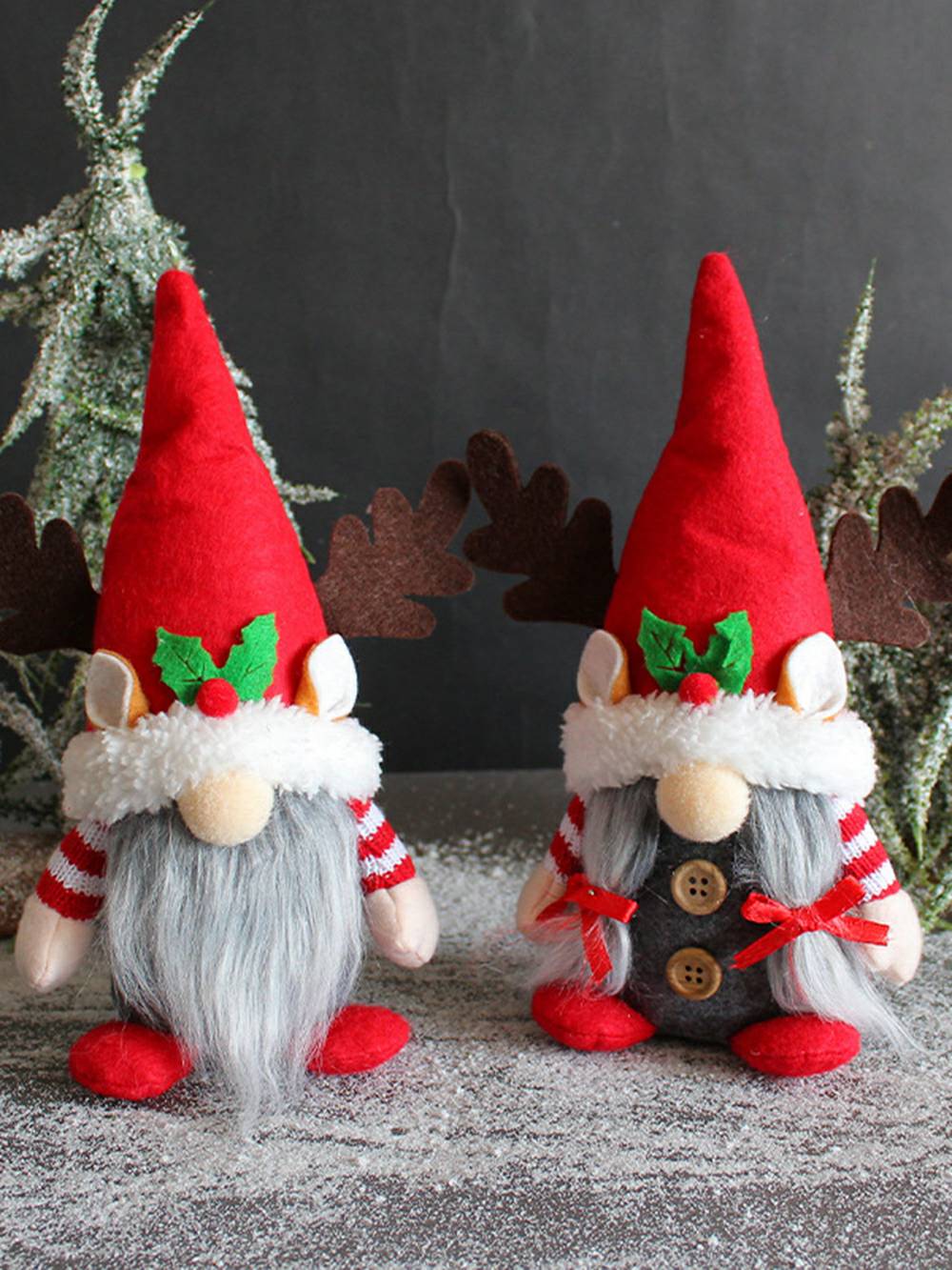 Pluszowa dekoracja elfa z rogami w lesie, para projektuje Boże Narodzenie