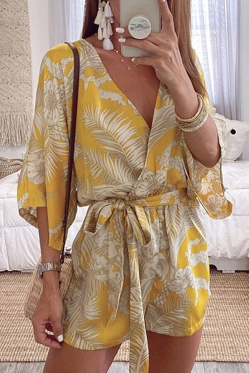 Macacão Kimono com decote em V e estampa de folha Batwing em amarelo