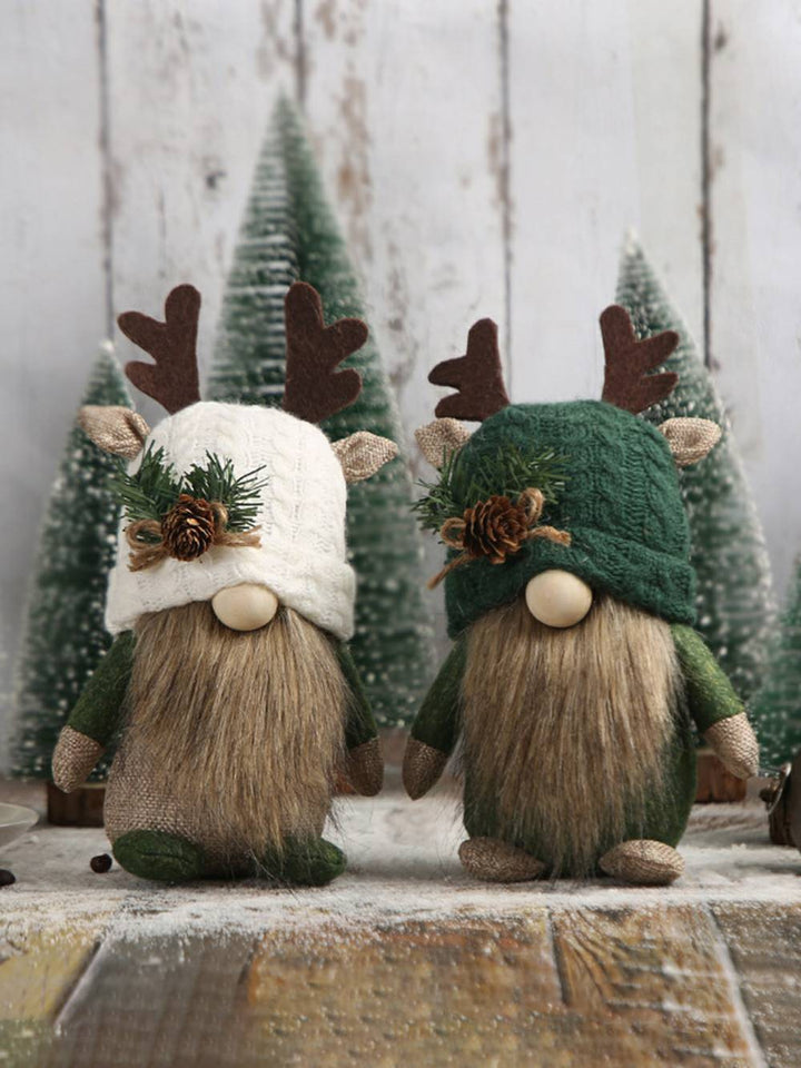 Adorable décoration de Noël en forme de gnome de forêt en bois et pomme de pin.