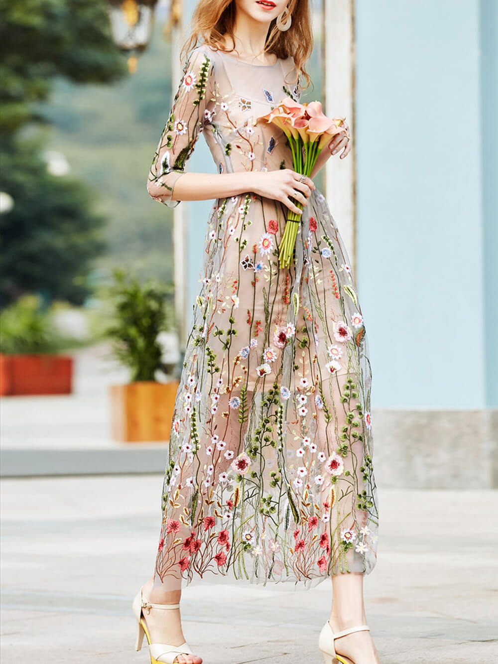 Prześwitująca mini sukienka ogrodowa z haftowanymi kwiatami