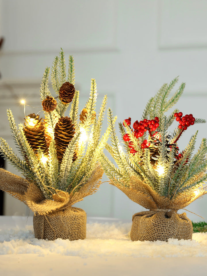 Weihnachtliche Tischdekoration mit leuchtend gefallenen Zedernzapfen und Fensterdekorationen