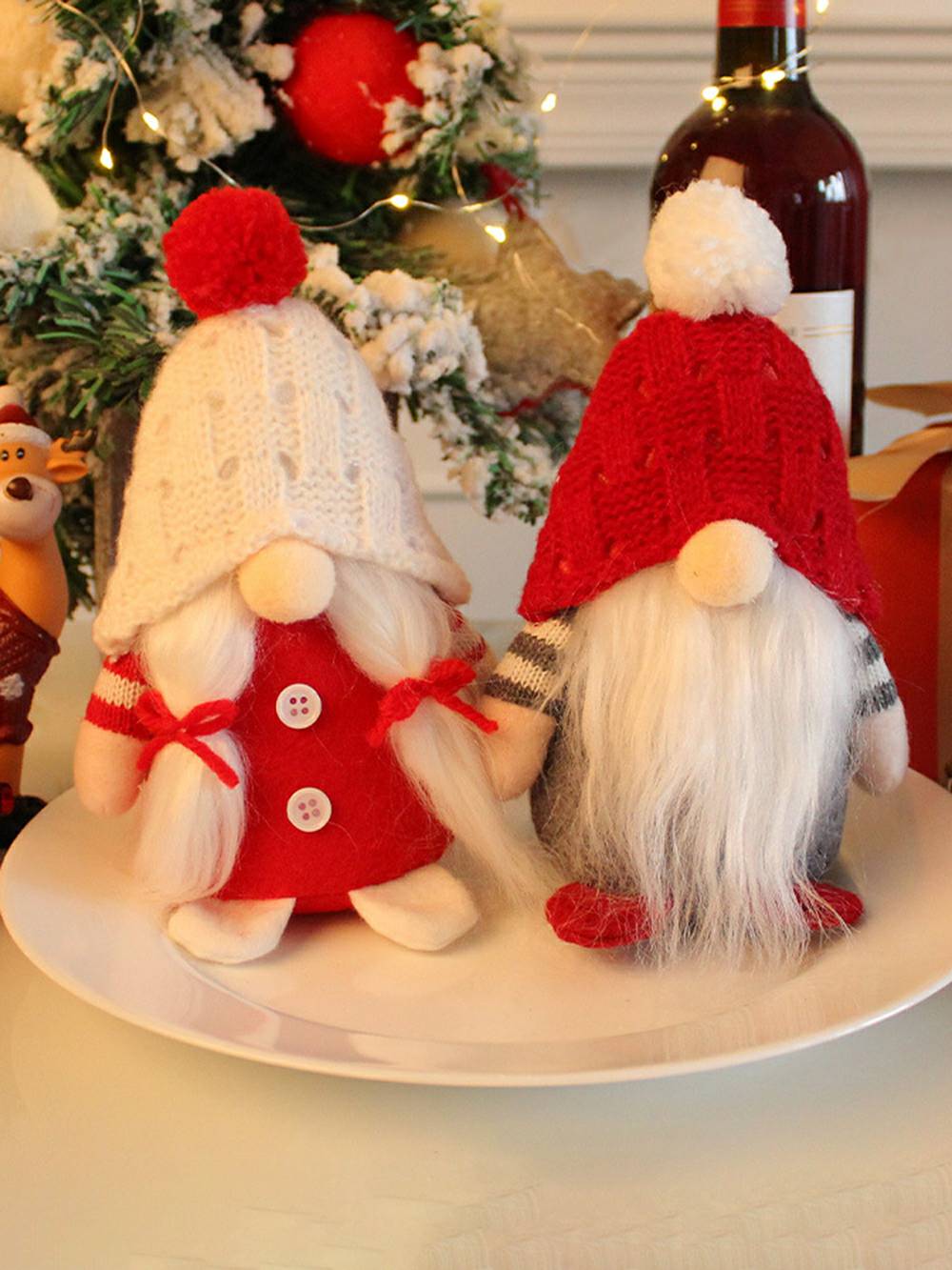 Nordische Plüschelfendekoration und weißes bärtiges Paar Weihnachten