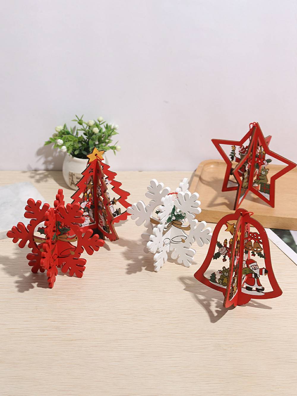 Bemalte Weihnachtsdekoration aus Holz mit Weihnachtsmann, Schneeflocke, Baum und Stern
