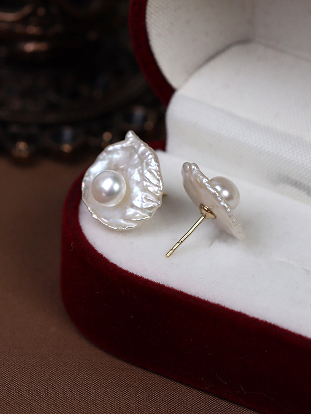 Orecchini di design petalo barocco naturale con perle