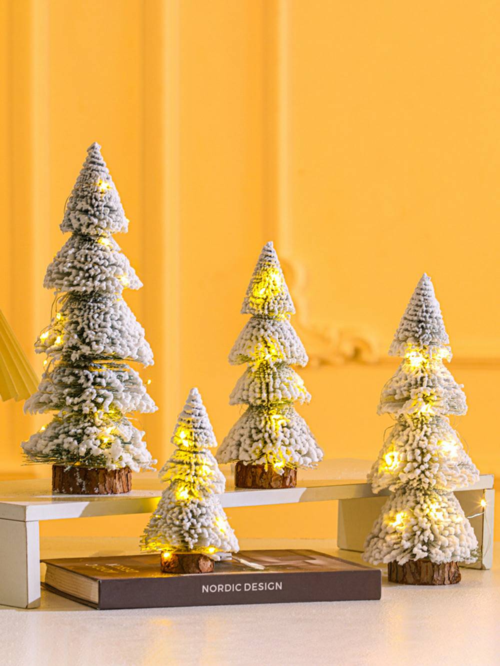 Mini torre luminosa in pino con fiocco di neve in velluto, decorazione natalizia