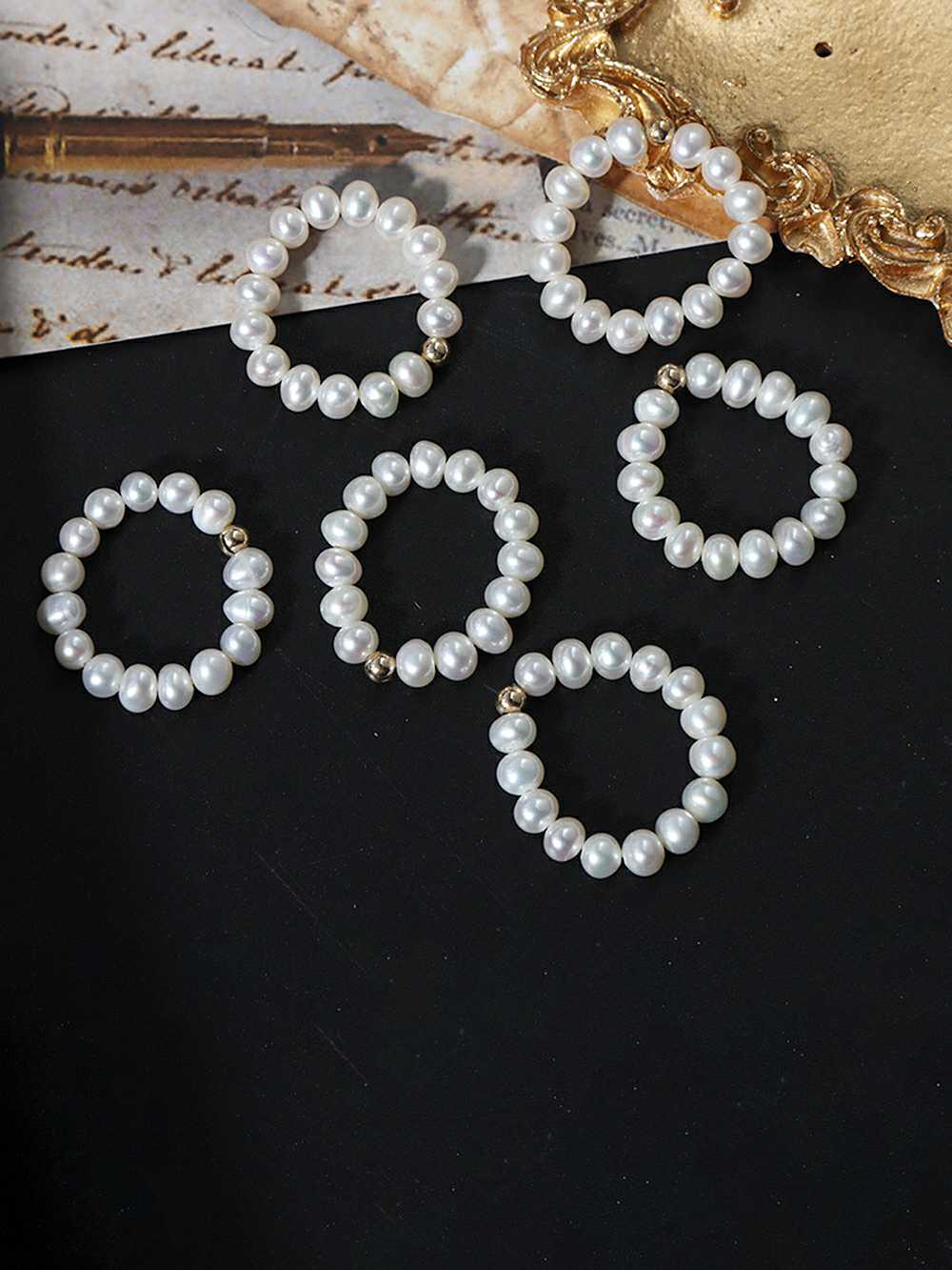 Elastischer geflochtener Seilring aus natürlichen Perlen
