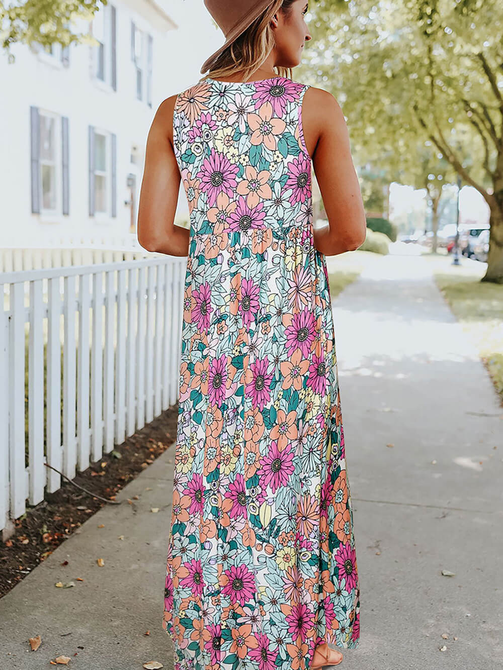 Sukienka maxi bez rękawów: hipisowskie kwiaty z wysokim stanem