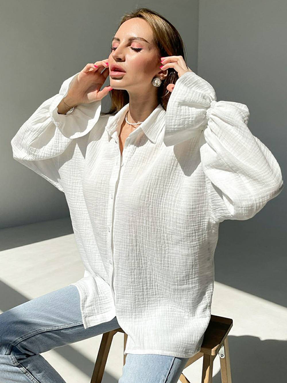 Wit uitlopend wit katoenen overhemd met lange mouwen en strik aan de voorkant