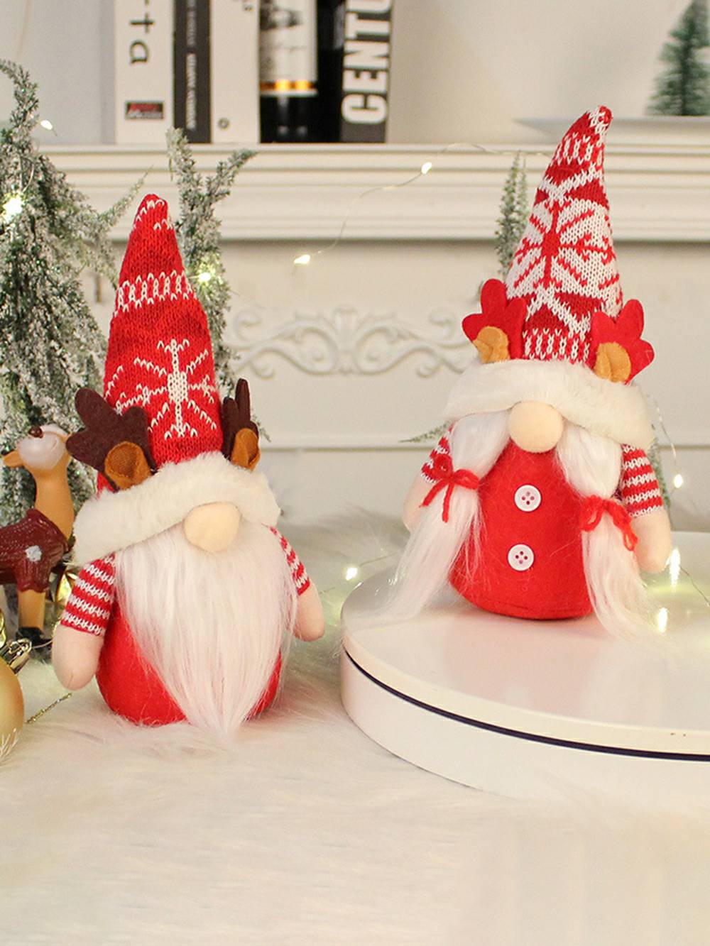 Kerstpluche elfdecor: gevlochten en bebaarde koppelpop met gewei
