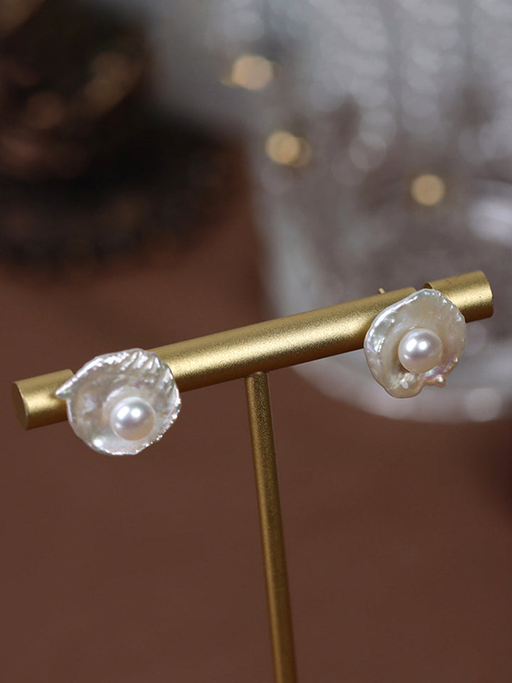 Orecchini di design petalo barocco naturale con perle