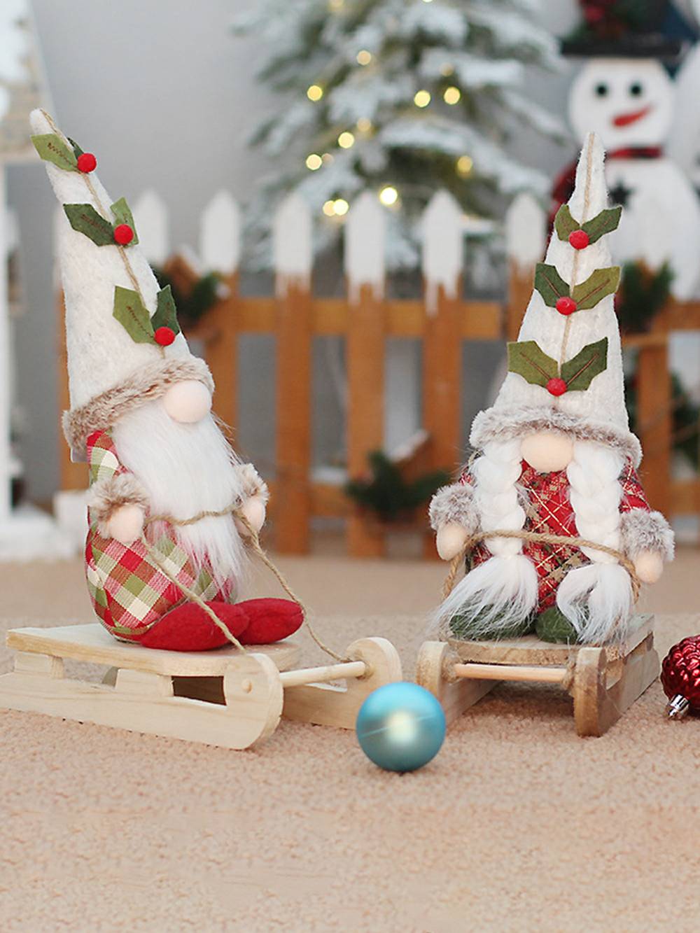 赤いチェック柄のクリスマスツリー ノームのぬいぐるみ 座りポーズと立ちポーズ付き