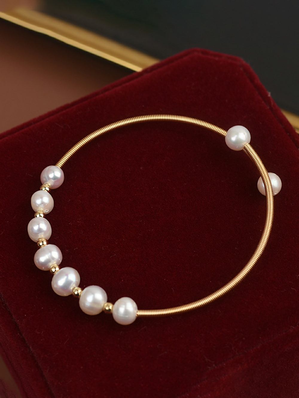 Bracciale regolabile con delicate perle naturali