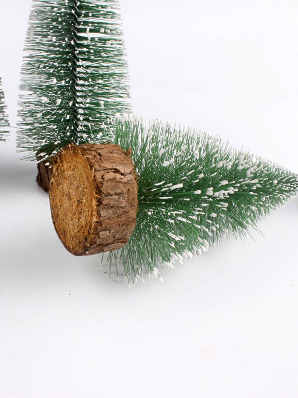 עץ חג המולד מעץ אורן מכוסה שלג עשה זאת בעצמך