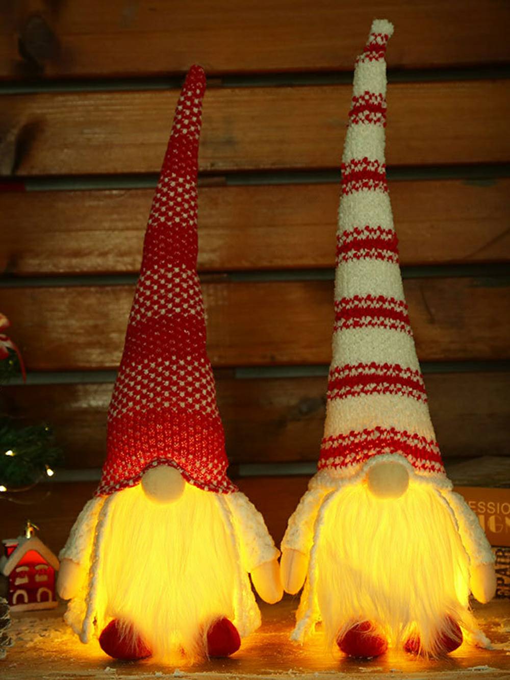 Boneca Rudolph com chapéu longo listrado vermelho e branco de pelúcia de Natal