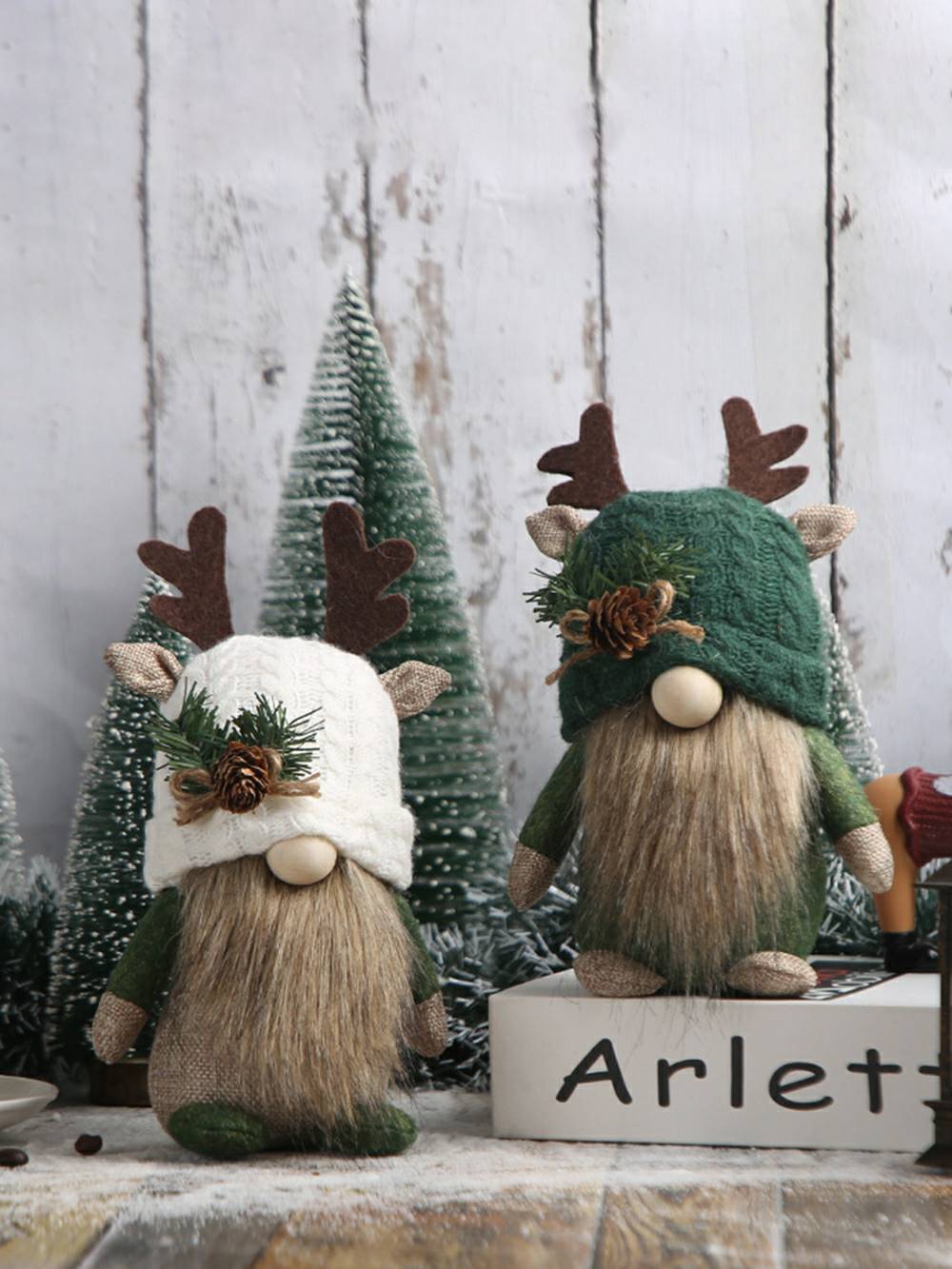 Urocza dekoracja świąteczna leśnego gnoma z poroża szyszki leśnej