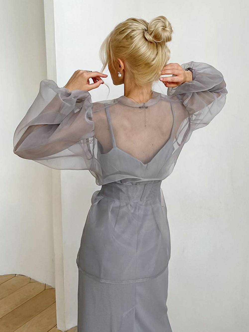 Blusa elegante transparente con cuello en V y mangas largas abullonadas con pajarita