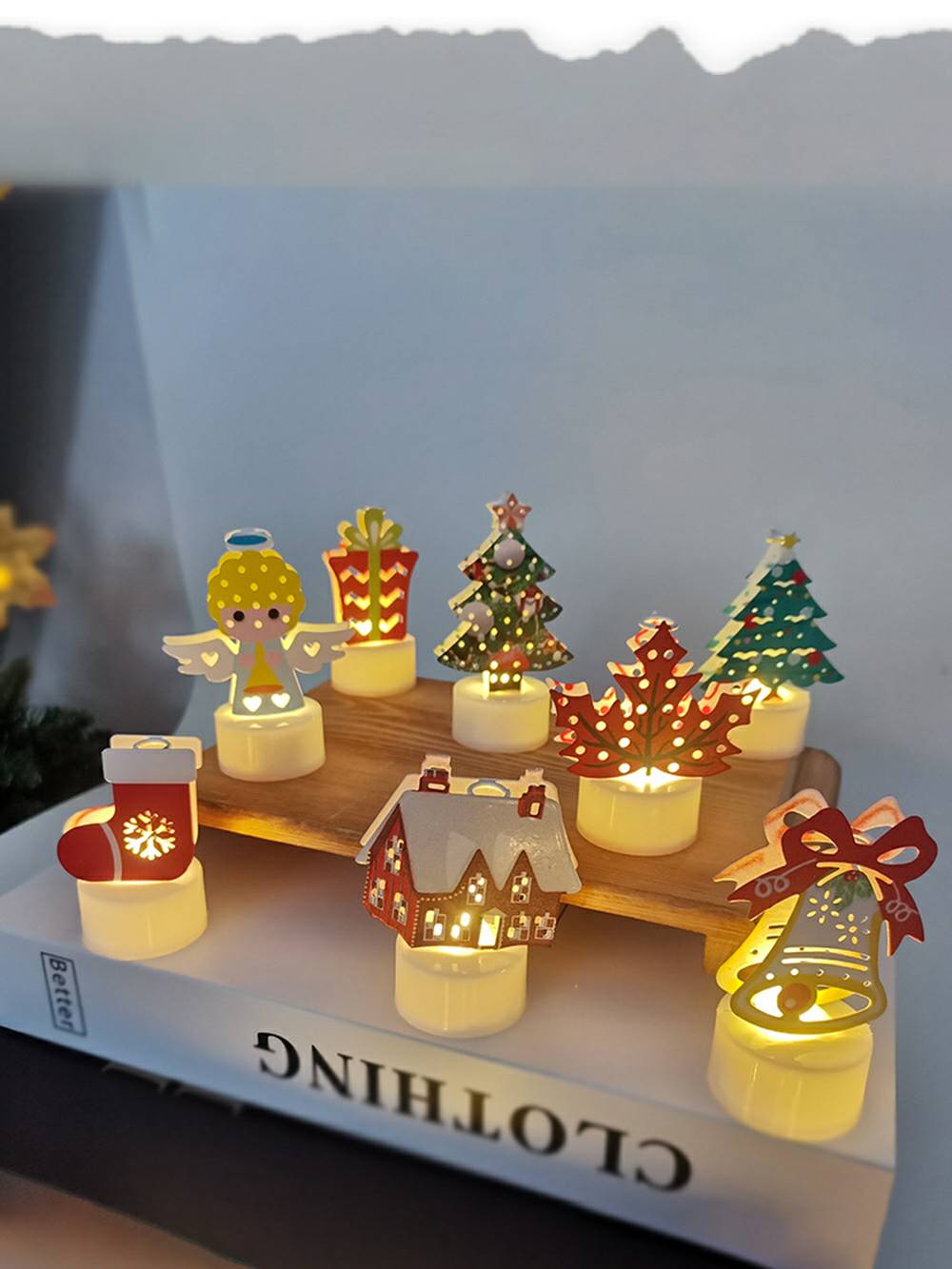 Decoraciones navideñas iluminadas con encantadores personajes navideños