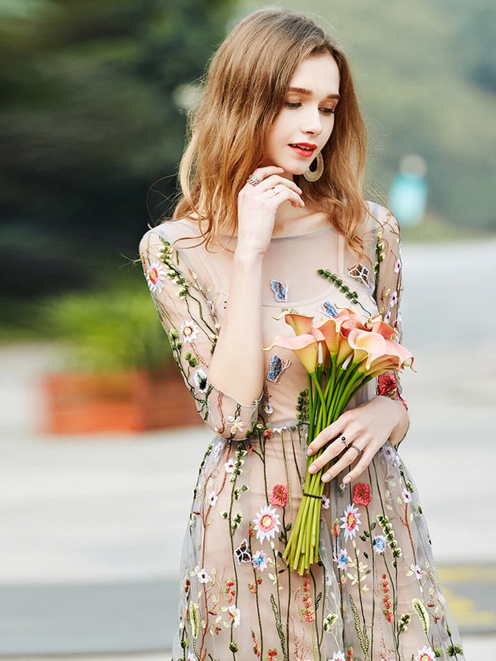 Prześwitująca mini sukienka ogrodowa z haftowanymi kwiatami