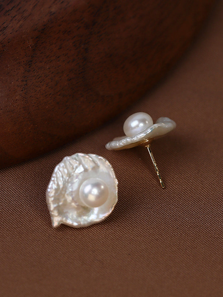 Σκουλαρίκια Pearl Natural Baroque με σχέδιο πέταλα