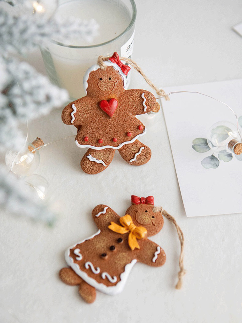 Hombre de pan de jengibre decorado con adornos navideños