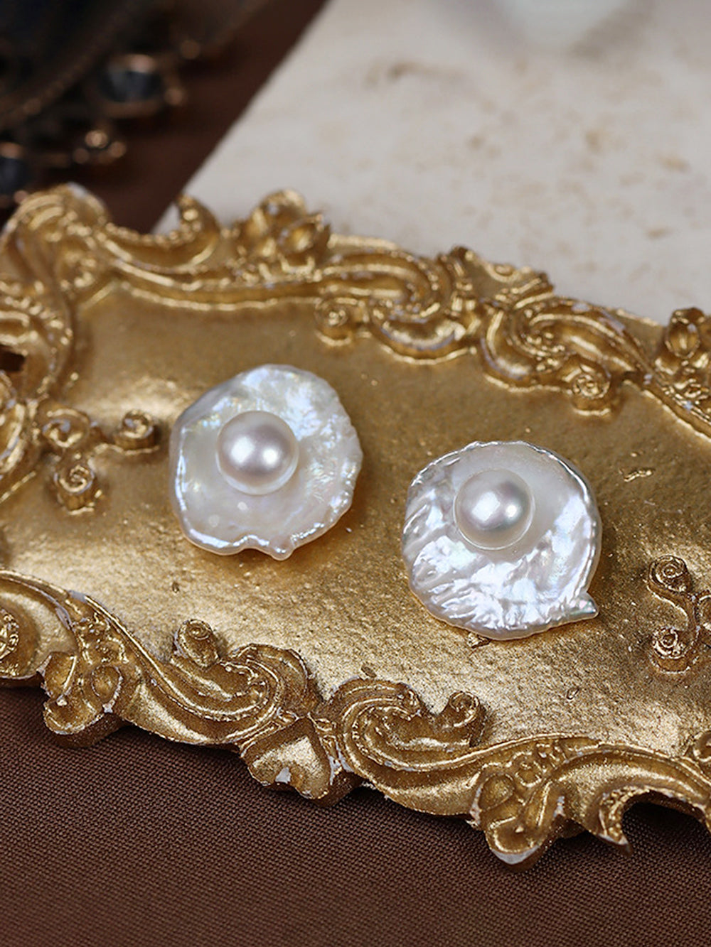 Kolczyki z perłowymi, naturalnymi, barokowymi płatkami