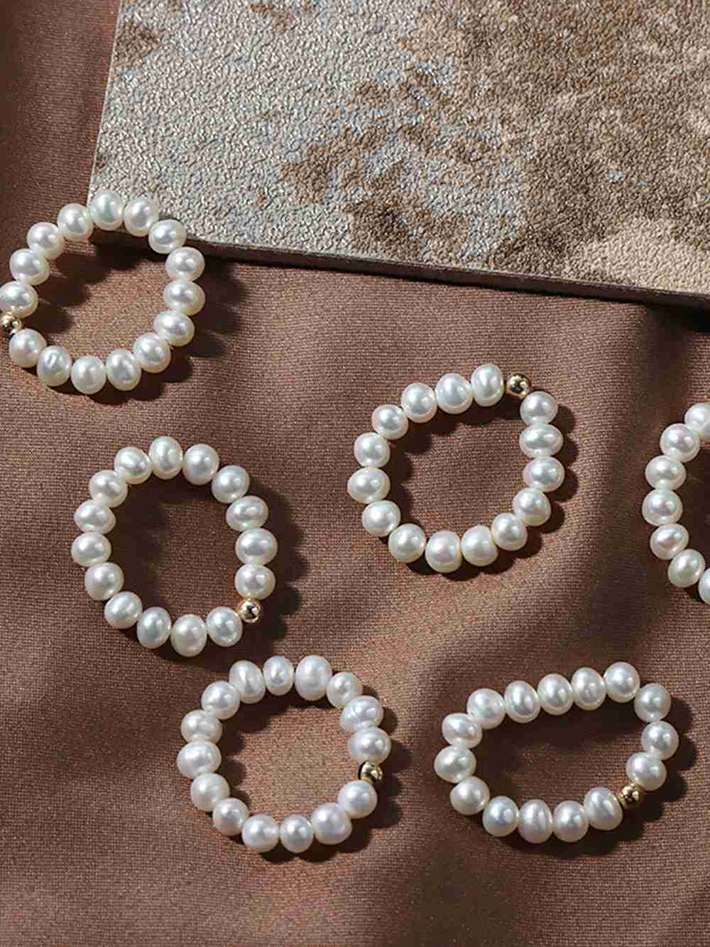 Elastischer geflochtener Seilring aus natürlichen Perlen