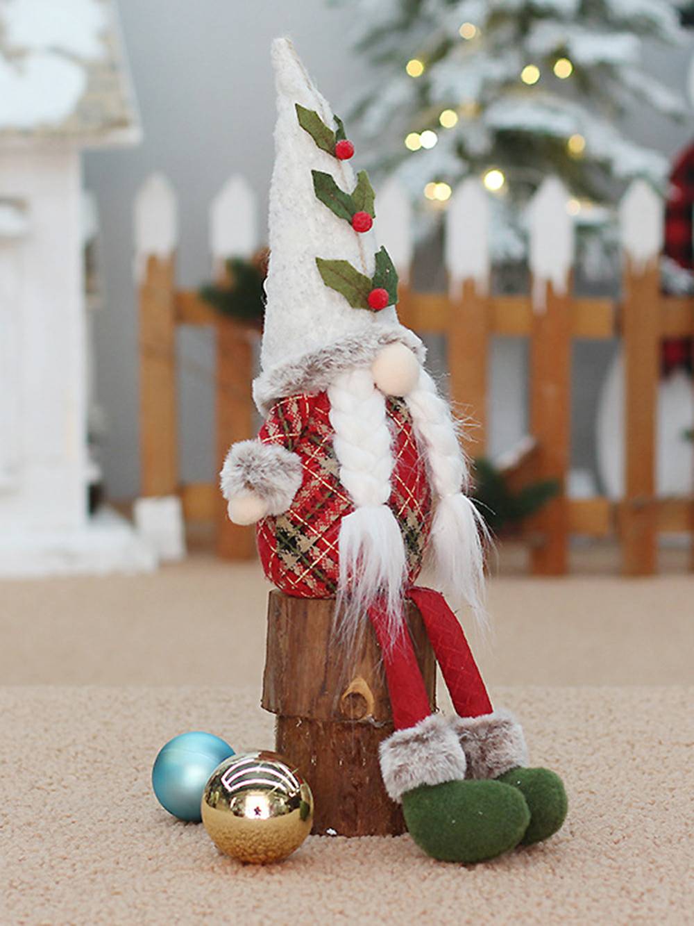 赤いチェック柄のクリスマスツリー ノームのぬいぐるみ 座りポーズと立ちポーズ付き