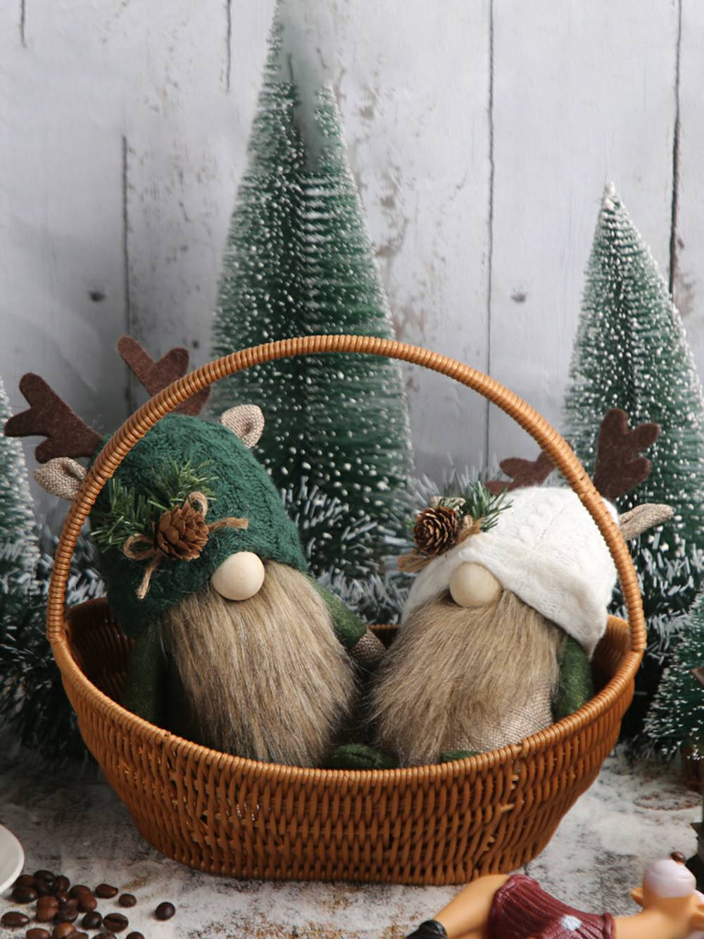 Adorable décoration de Noël en forme de gnome de forêt en bois et pomme de pin.