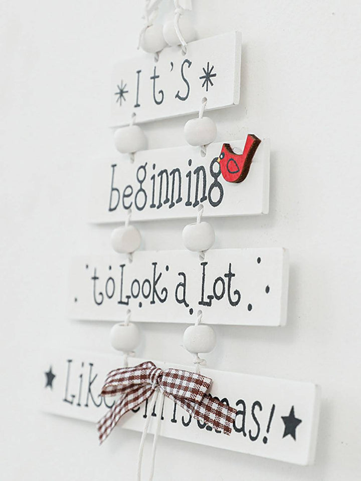 Weihnachtsbaumförmige handbemalte dekorative Buchstabentafel aus Holz