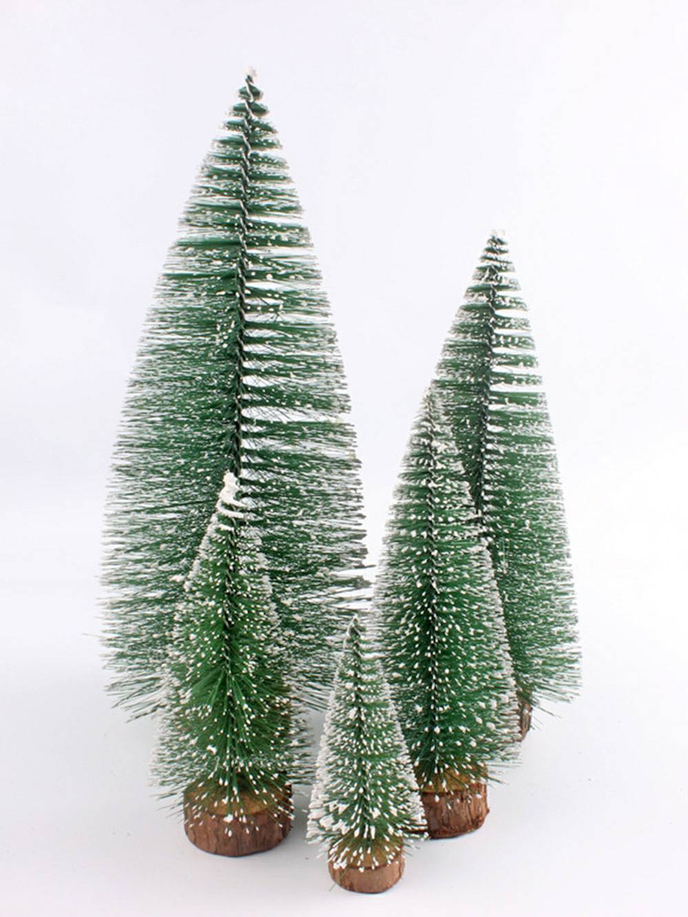 Árvore de Natal de pinheiro coberta de neve faça você mesmo
