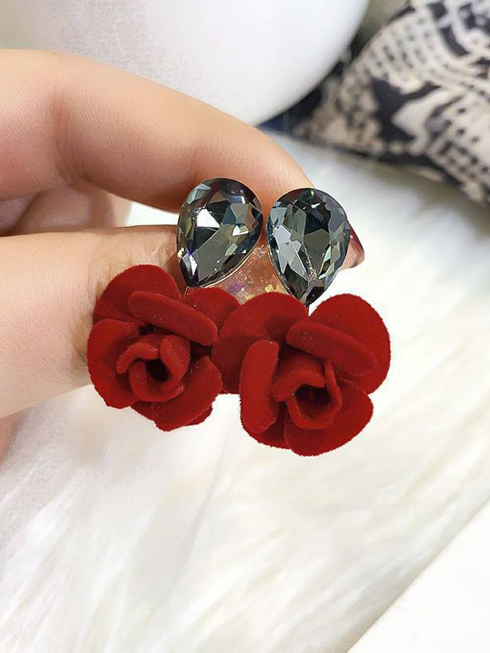 Betoverende rozen zwarte kristallen stenen oorbellen