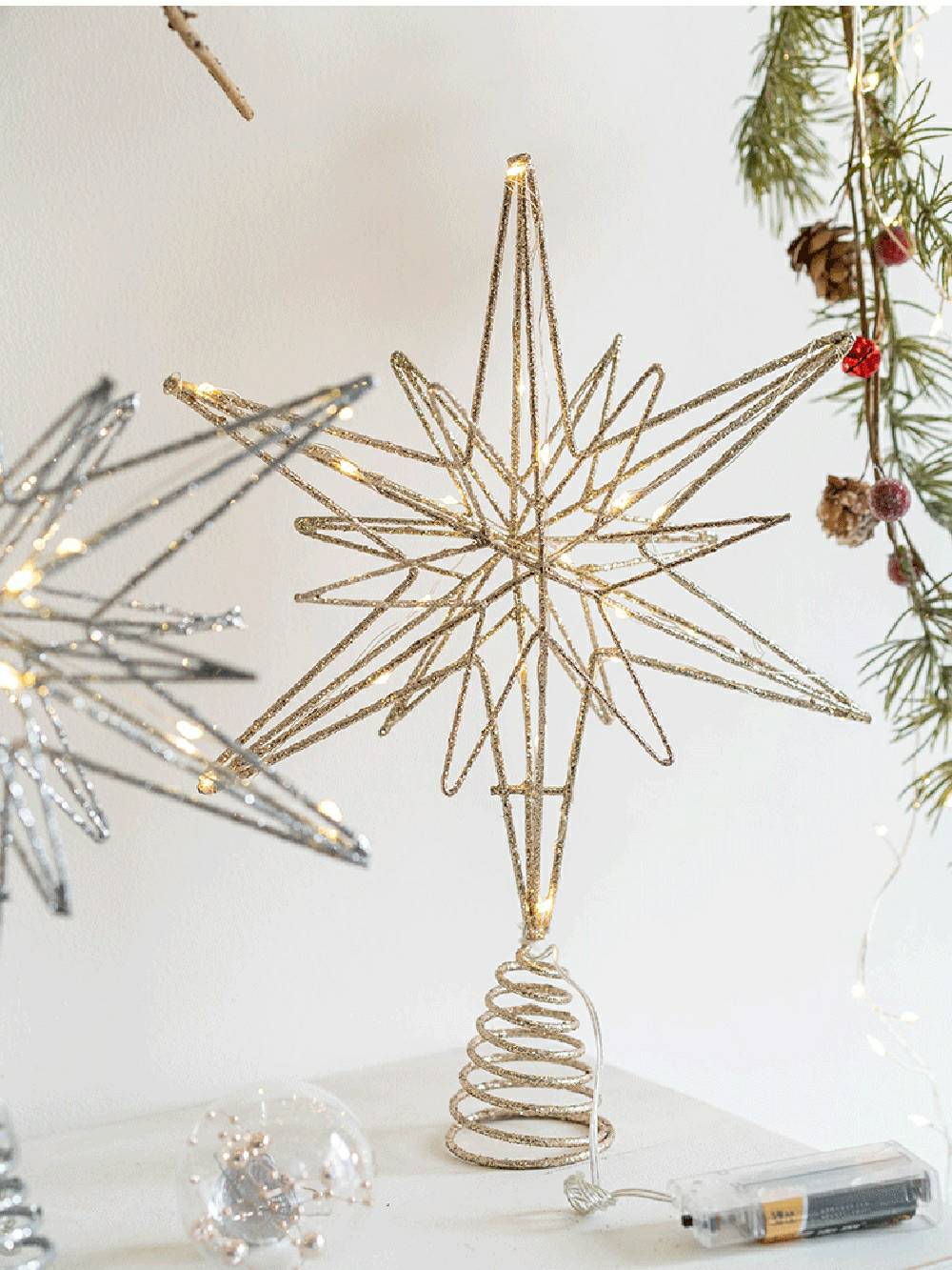 Dekorativt kunstverk med opplyst stjerneklar jul