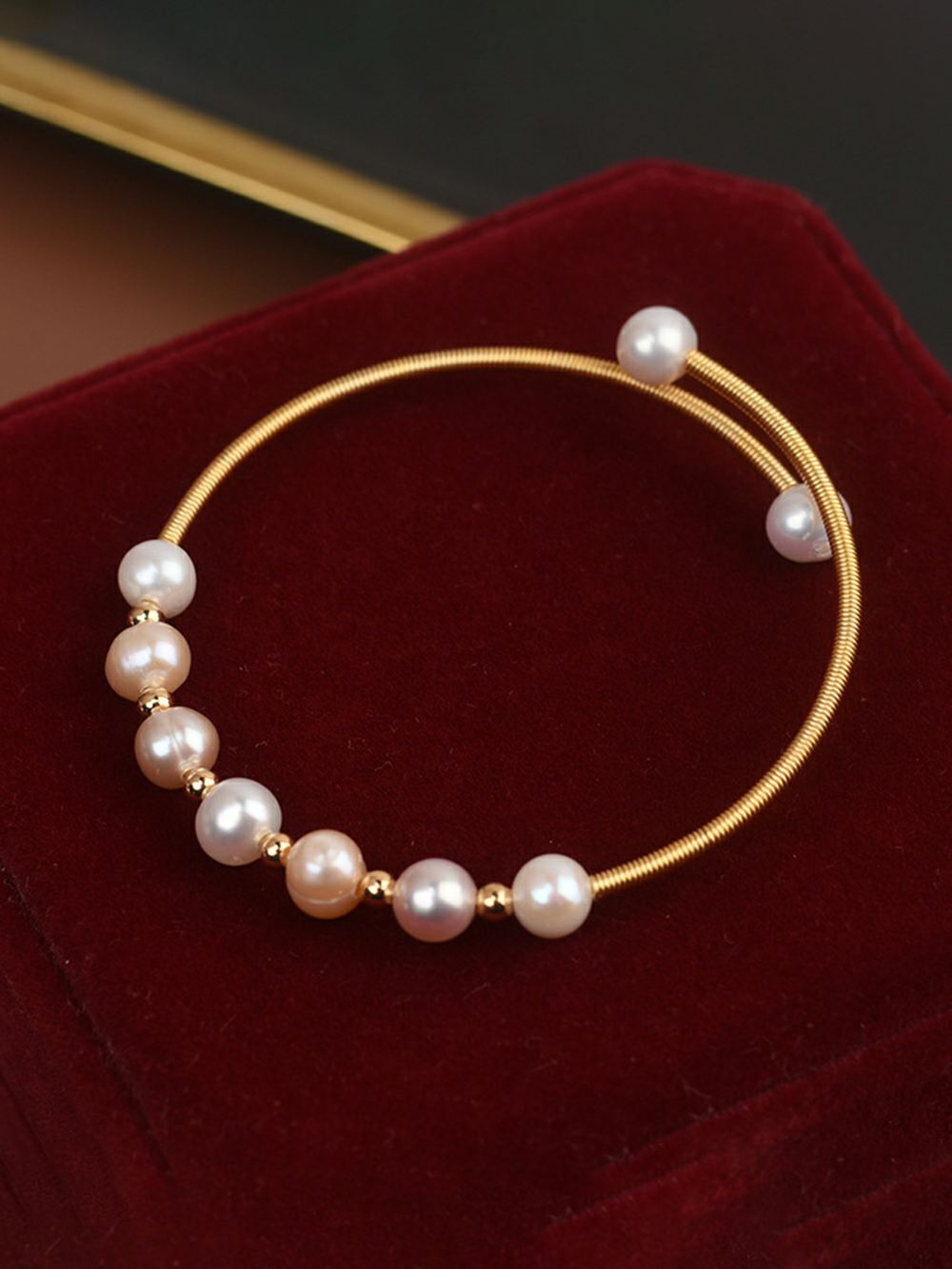 Nastavitelný jemný přírodní perlový náramek s manžetou