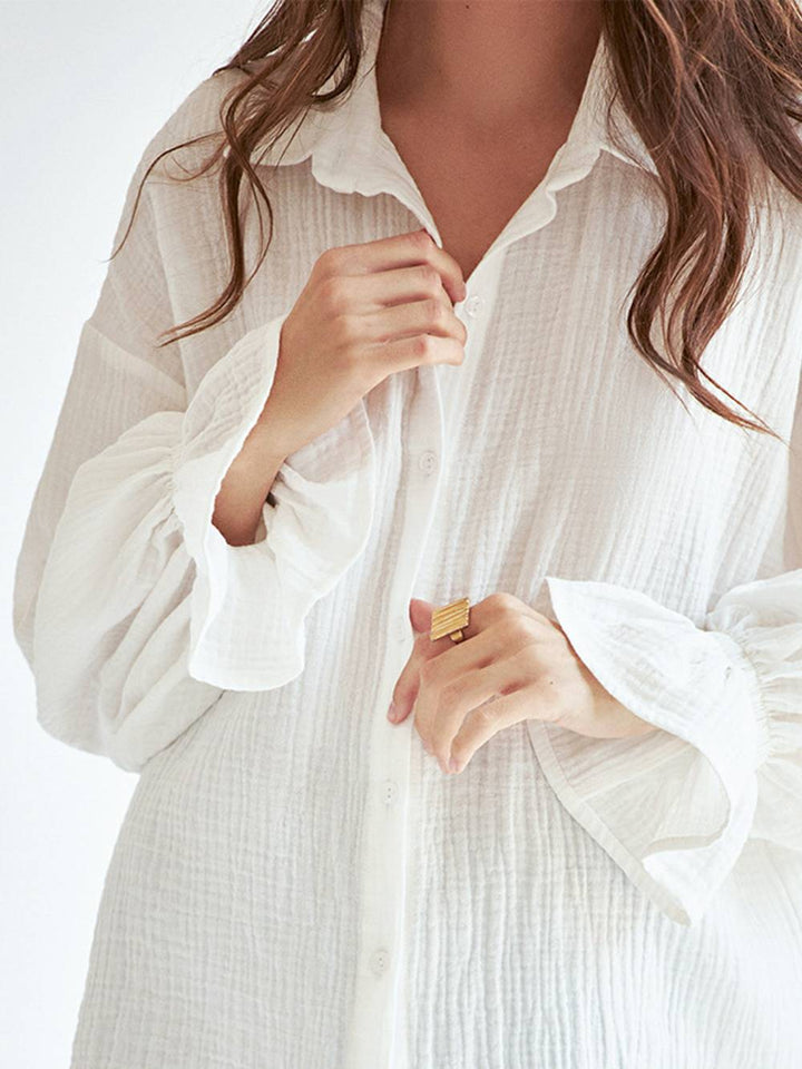 Wit uitlopend wit katoenen overhemd met lange mouwen en strik aan de voorkant