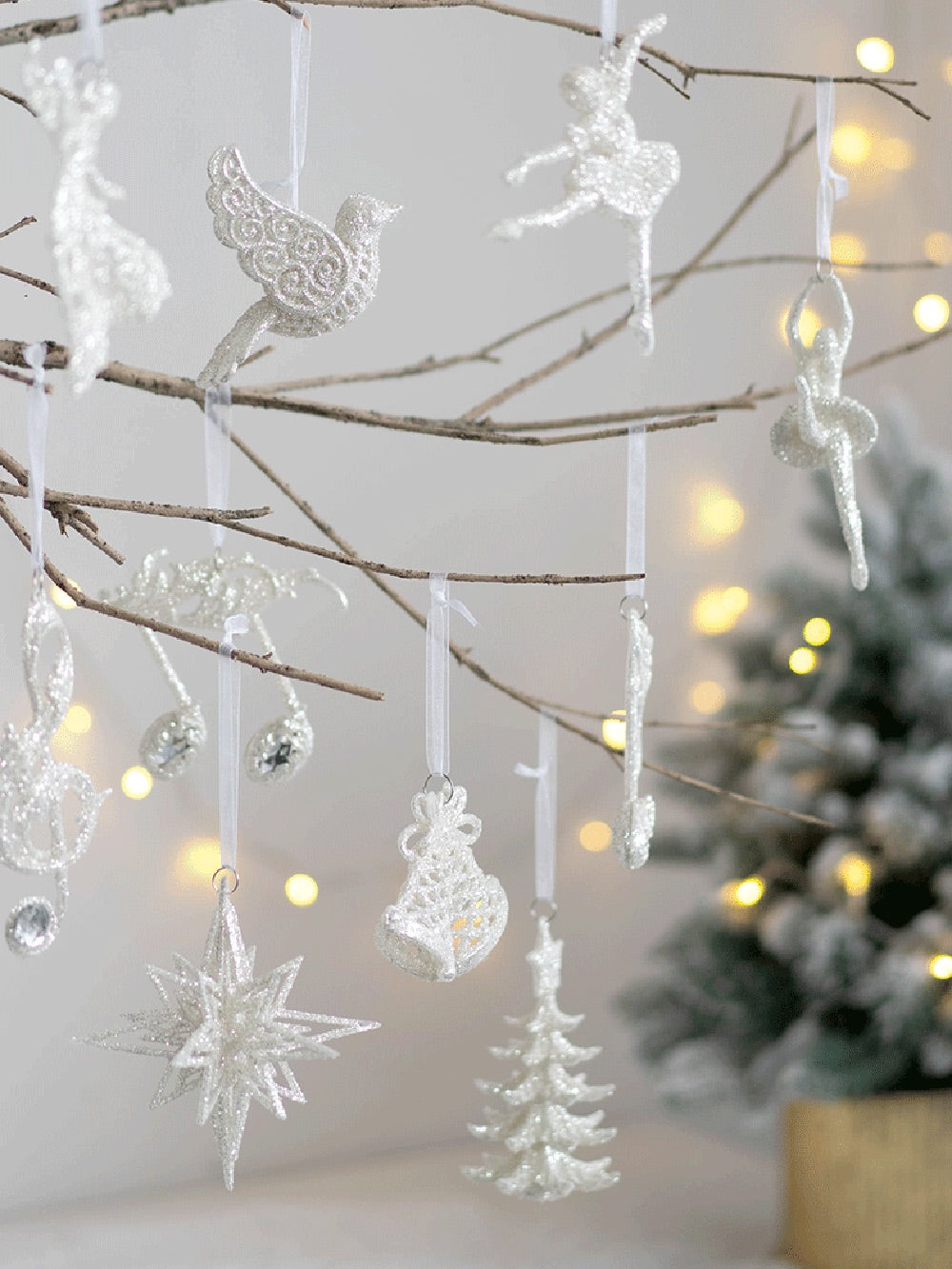 Decorazione natalizia: Ragazza angelica con scintillante stella a cinque punte