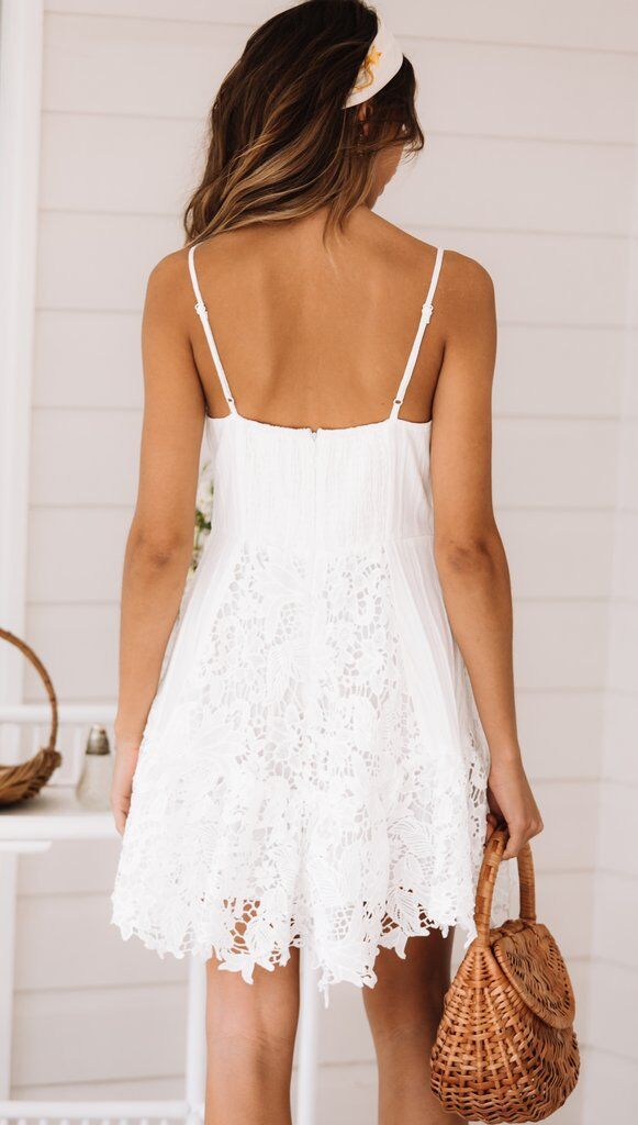 Δαντελένιο εξώπλατο λευκό κοντό φόρεμα