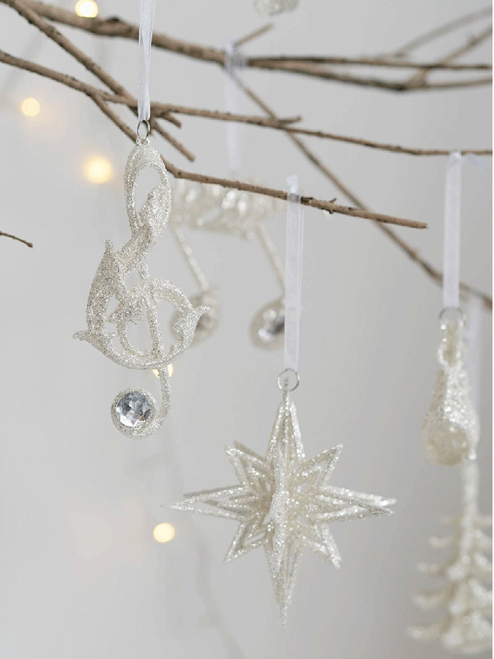Decorazione natalizia: Ragazza angelica con scintillante stella a cinque punte