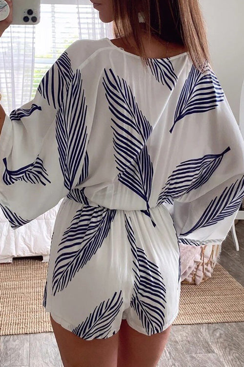 Kimono-Strampler mit V-Ausschnitt, Blattmuster und Fledermausärmeln in Weiß